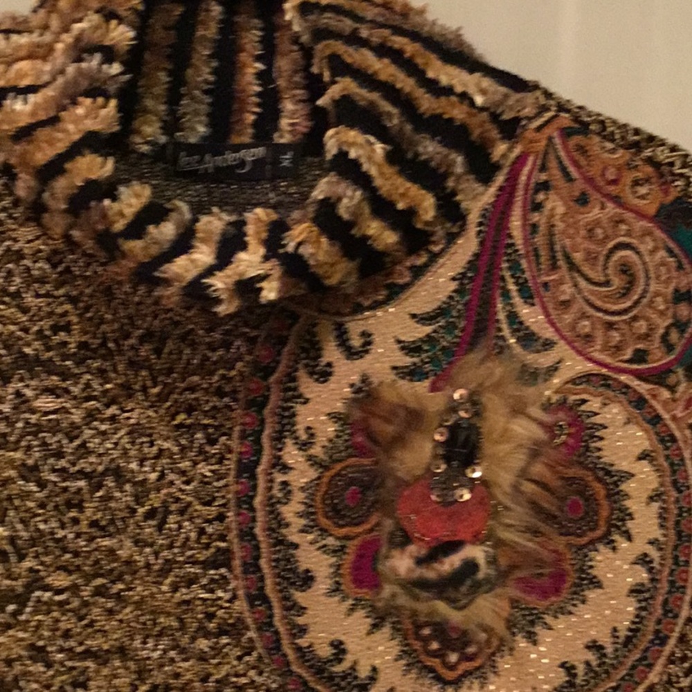 Lee Anderson XL top with appliqué detail